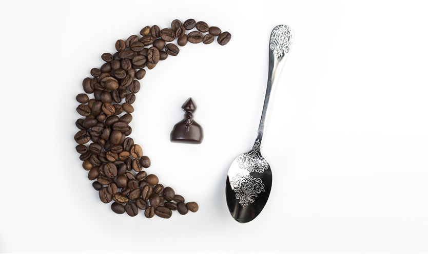 Chicchi di caffè a mezzaluna con cucchiaino